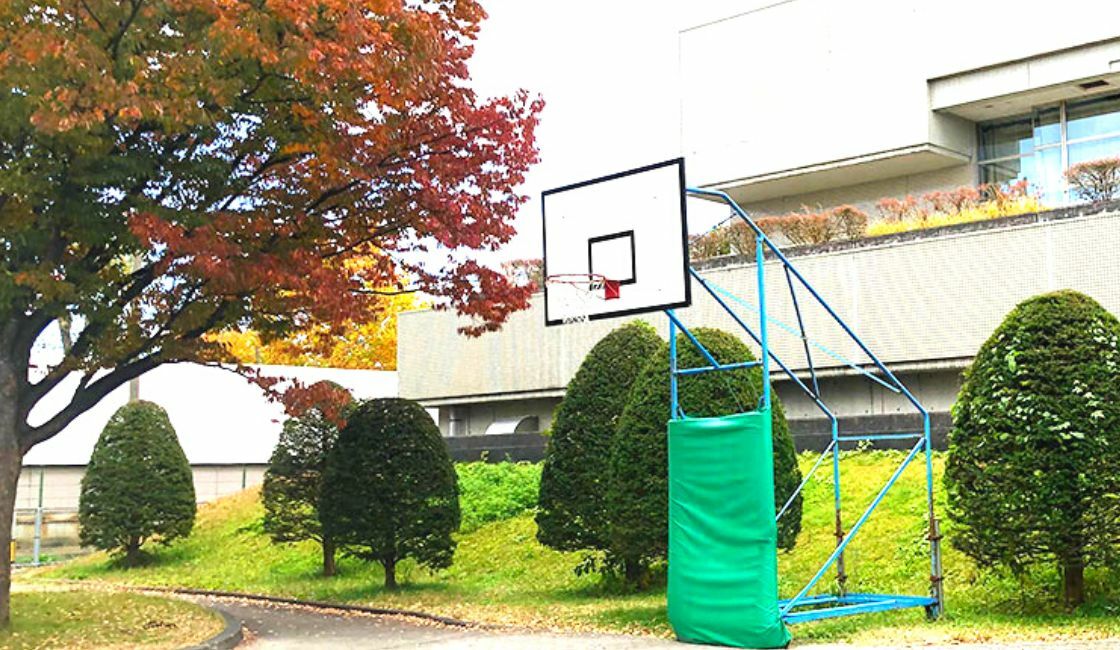 新潟市豊栄総合体育館の屋外バスケットゴール