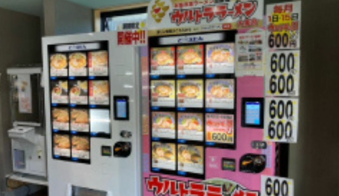 『ウルトララーメン新潟南万代町店』店内の冷凍ラーメン自動販売機