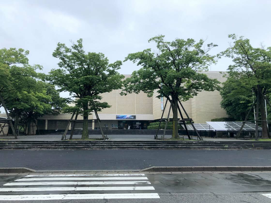 新潟県立自然科学館　駐車場から撮影した外観