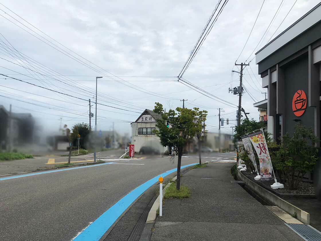 お店の外観と道路