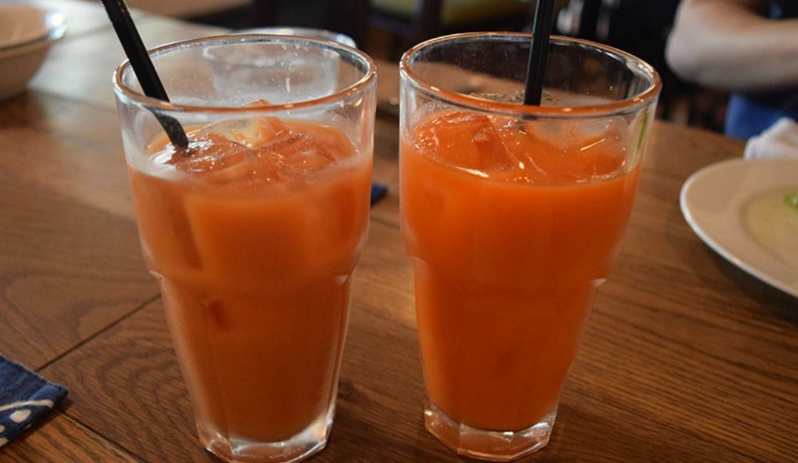 左：ブラッドオレンジジュース、右：豊栄産みのり人参ジュース