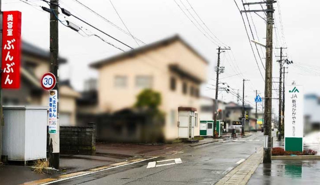 店舗前の道路（県道220号・白根亀田線）