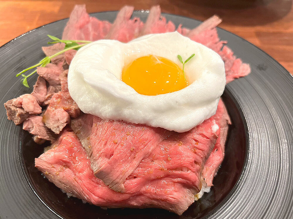 「ローストビーフ丼　肉増しLv1（4枚） 醤油味」（800円税込）