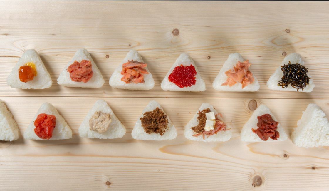 商品例（上段左から、卵かけご飯、炙りたらこ、紅鮭、筋子、紅鮭、昆布、下段左から、明太子、ツナマヨ、おかか、おかかベーコン、梅）