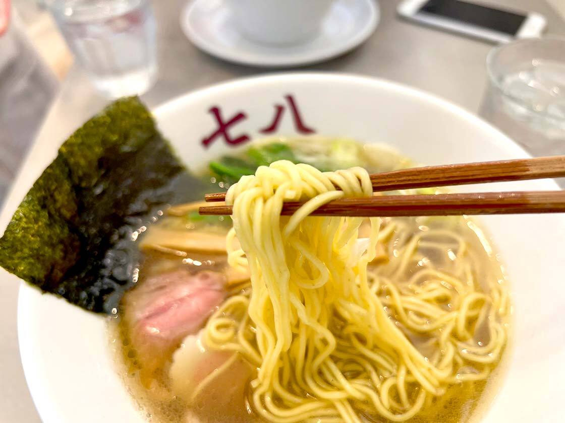 細麺をアップした七八そば