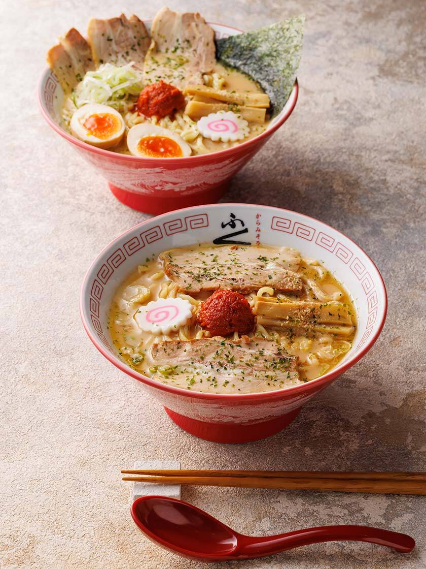 上から「からみそラーメン贅沢のせ」、「からみそラーメン」