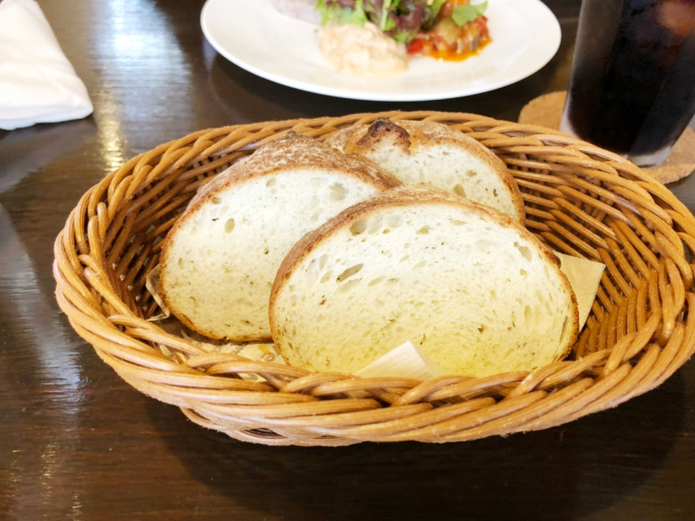 「ル・タン」Aランチの自家製パン