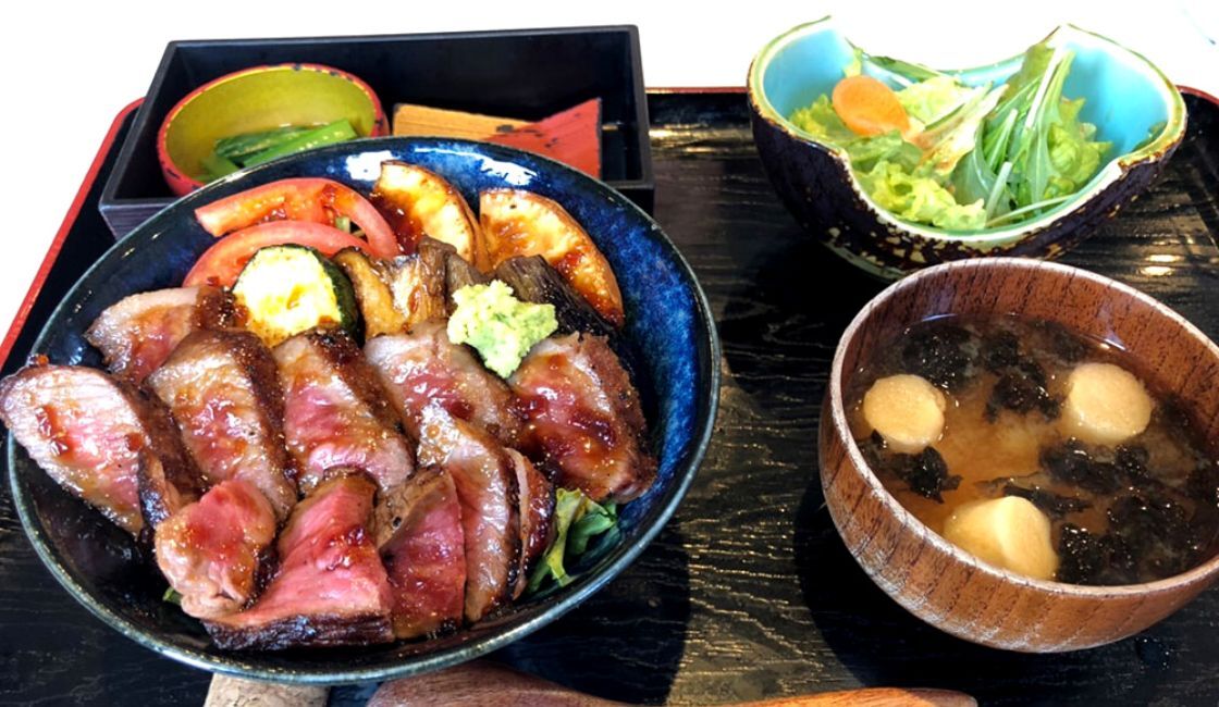 参加店｢風花｣の｢黒毛和牛と季節野菜のステーキ丼1,760円（税込）｣