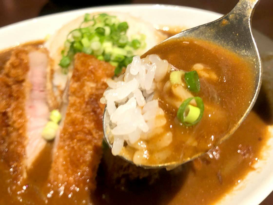 カツカレーをすくって食べる