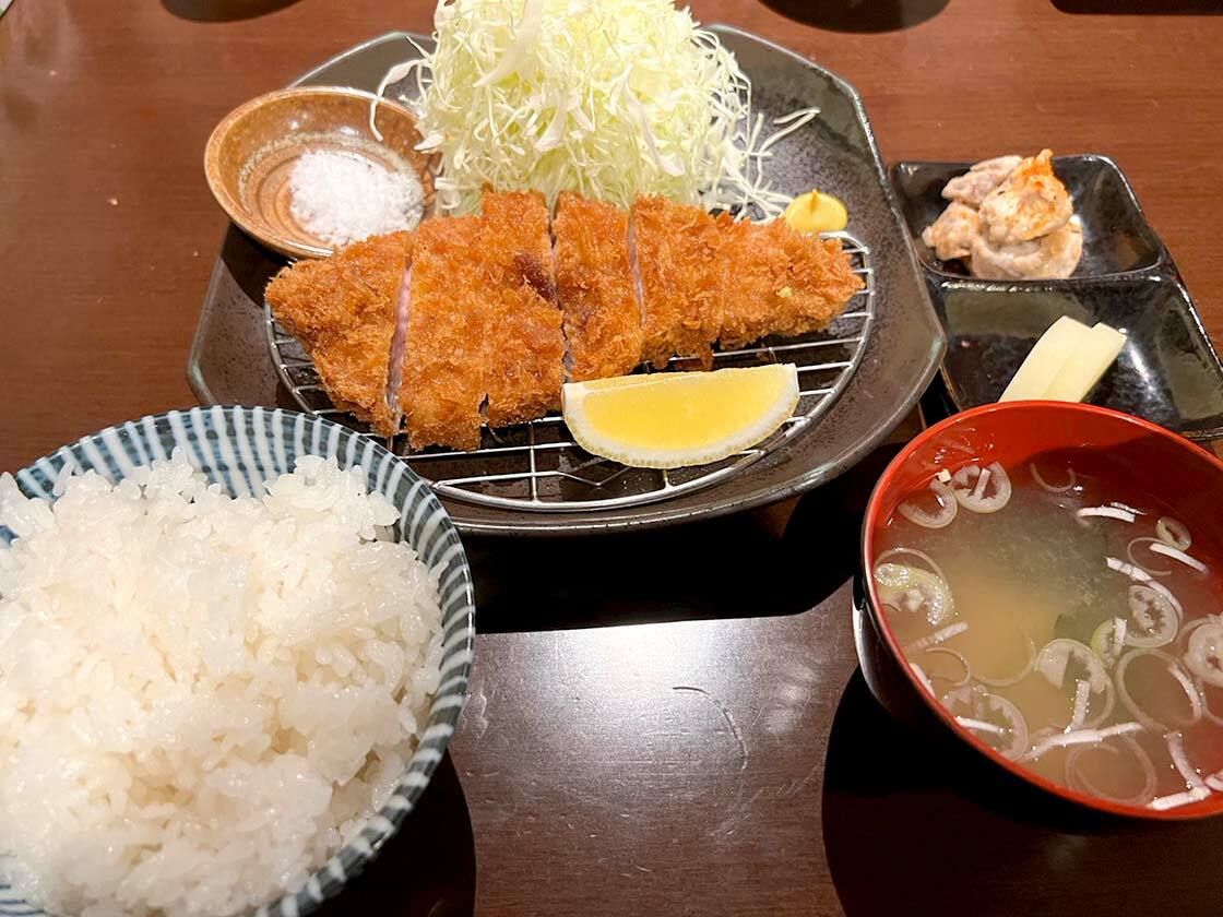 山盛りキャベツがつくとんかつ定食