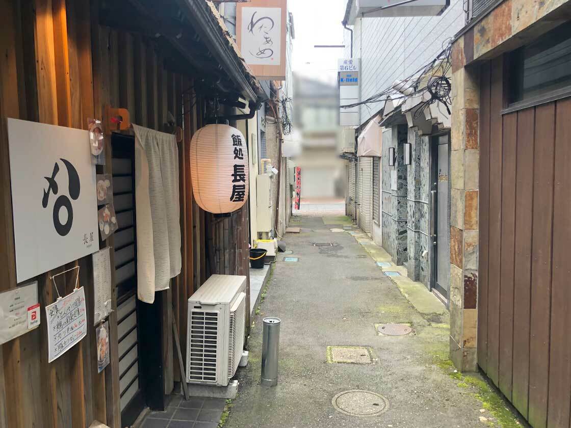 店の前の小道