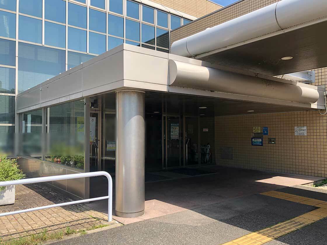 新潟県立図書館の玄関