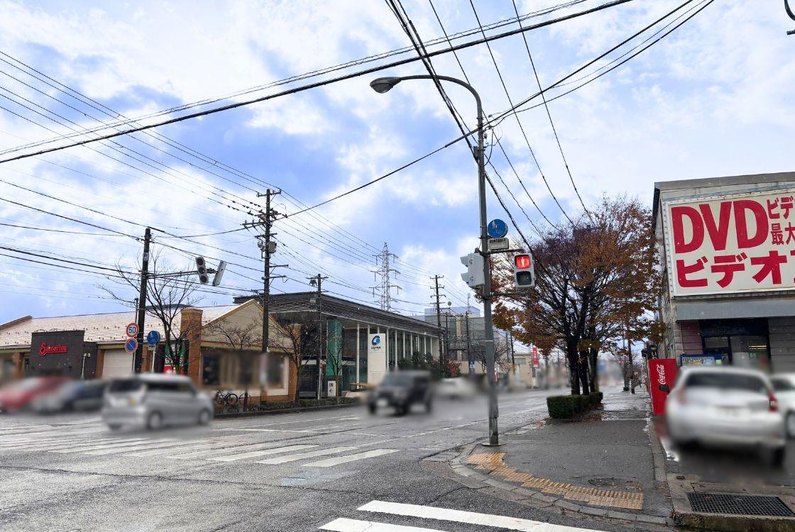 サイゼリャ新潟近江店(左)