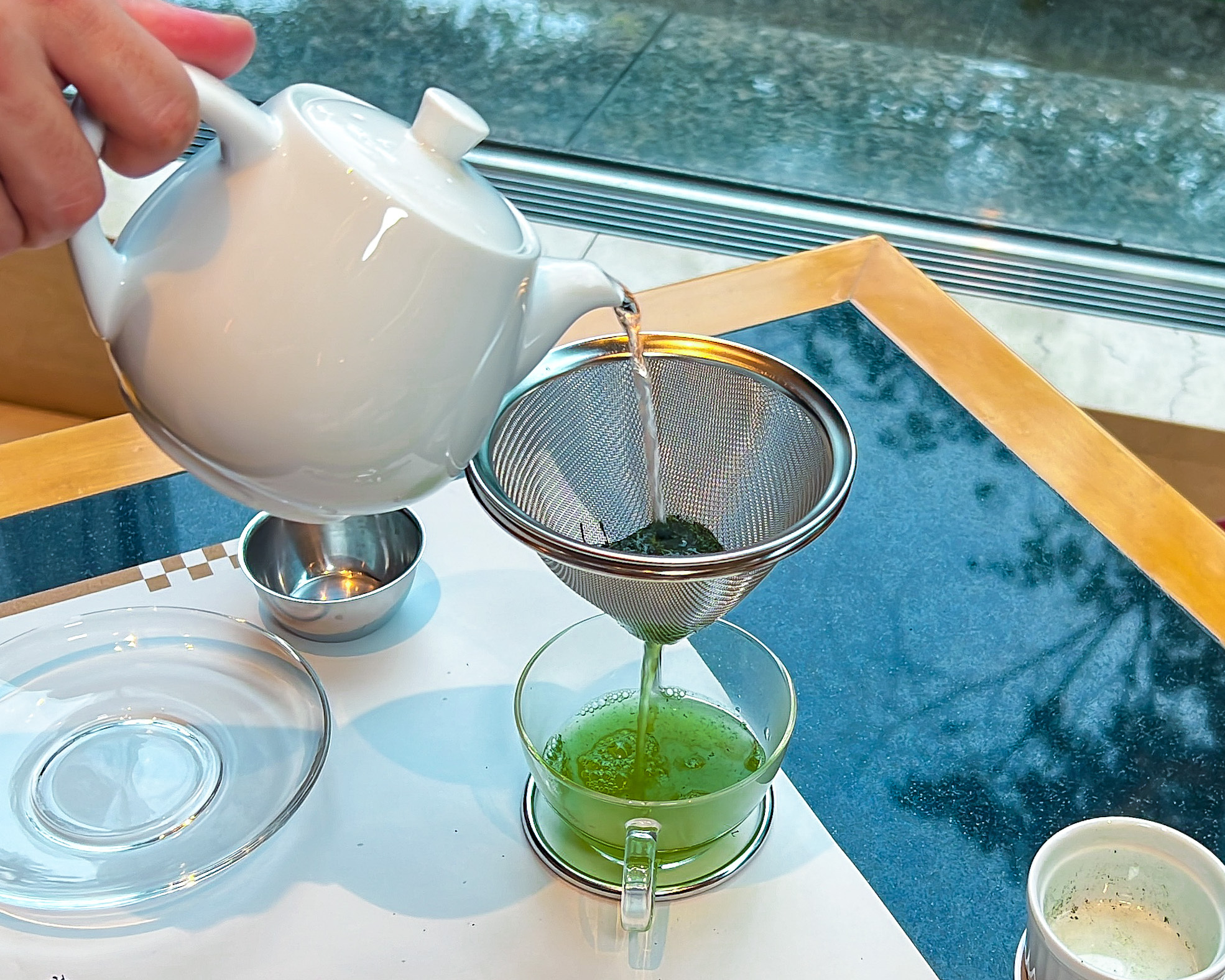 福寿園さんの緑茶は専用のドリップで淹れます。