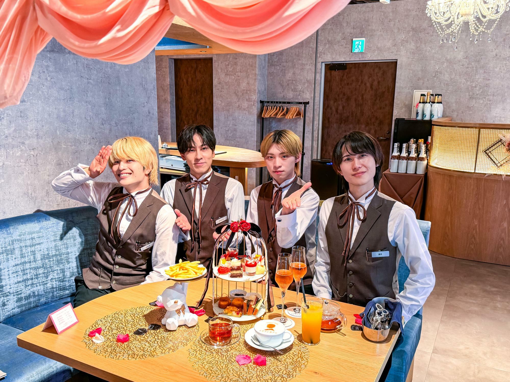 イケメンカフェのキャストの皆さん。右から 優希さん、たくむさん、タカヒロさん、明日香さん