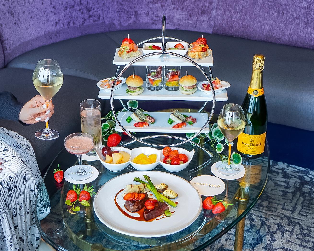 フルーツ&シャンパン飲み食べ放題！苺のハイティー《コート