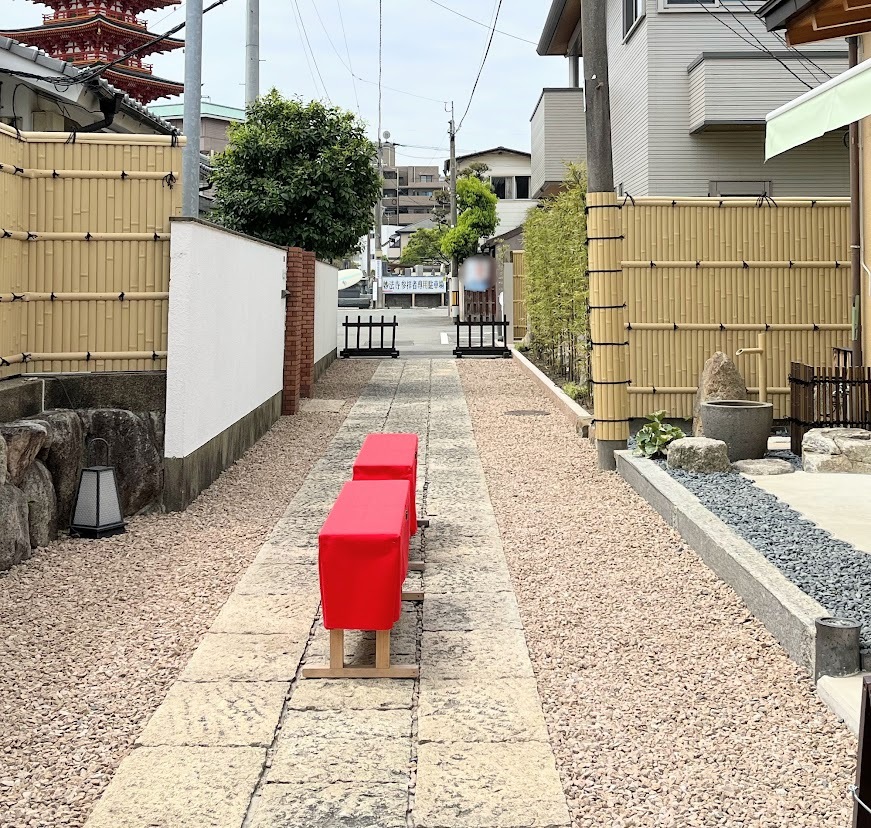 写真のお庭の先に妙法寺の駐車場有り。カフェの利用時間は無料で利用できます。