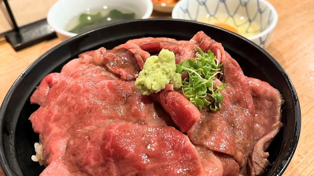 福岡市博多区】オープンからすでに行列!ミディアムレアのお肉がのった