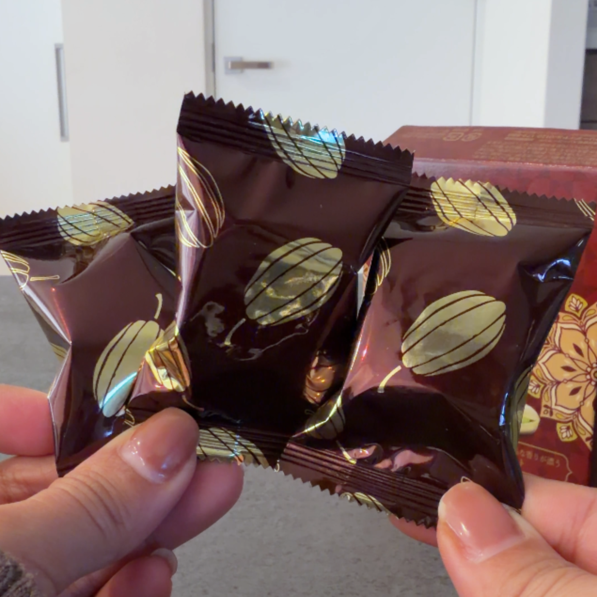 DAISO】再販キター！話題沸騰の「ドバイチョコ」食べてみた（ごま