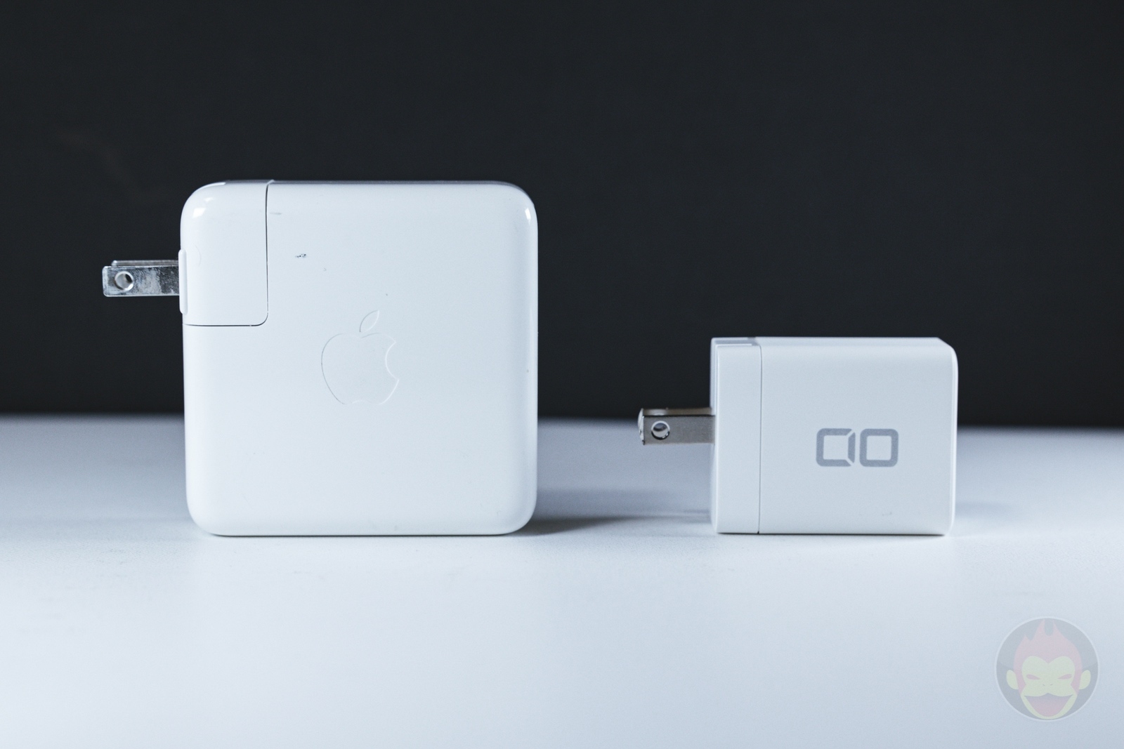 Apple純正の61W充電器（左）とサイズ比較