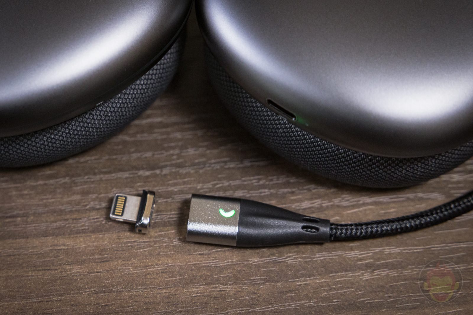 AirPods Maxの充電、マグネット式Lightningケーブル使うと便利だ AirPods Maxの充電、マグネット式Lightningケーブル使うと便利だ