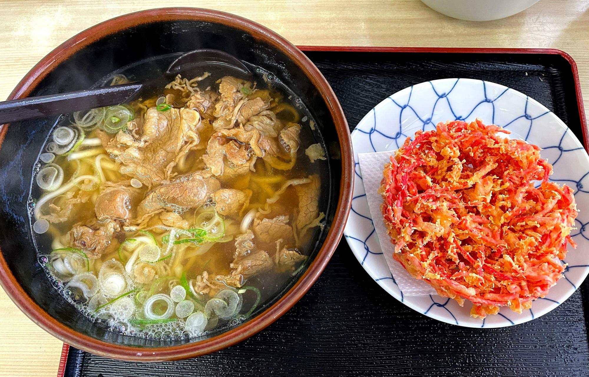 肉うどんと「紅天」