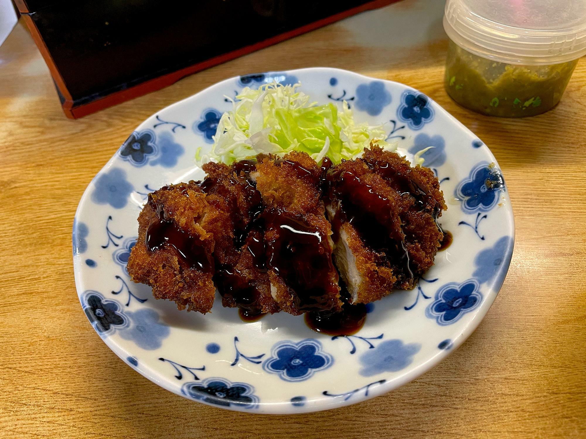 ソースと絡んだサクサクの衣も美味しい。