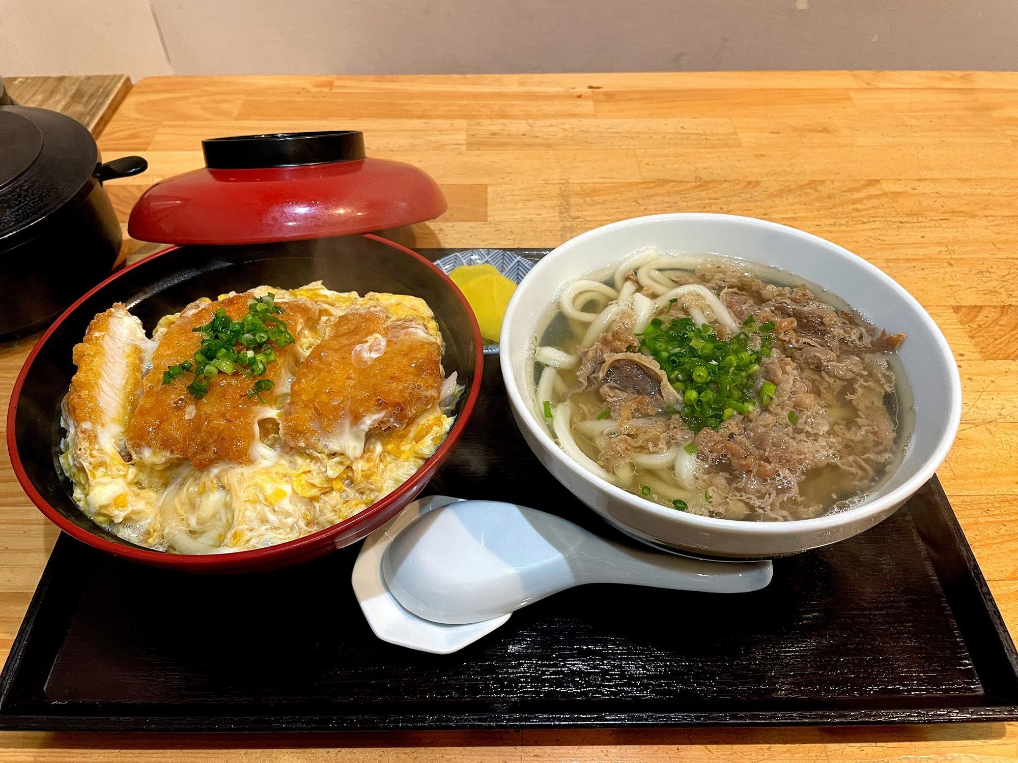 かつ丼定食はこのボリュームです。