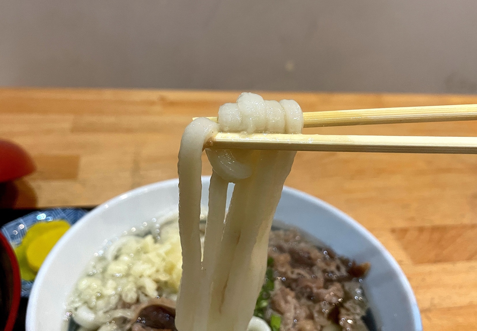 讃岐の手打ち麺。表面はざらついていてスープと絡む。