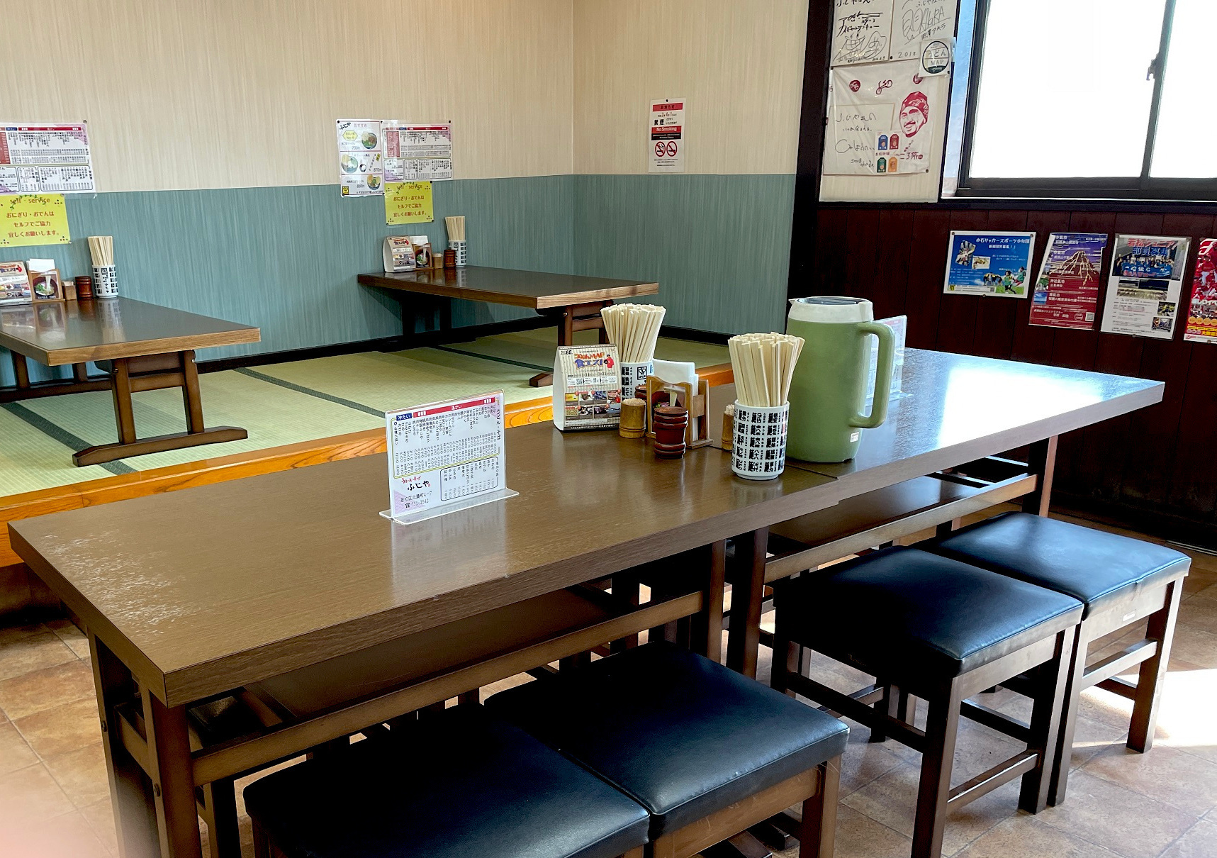 清潔で広い店内にはカウンターだけでなくテーブル席やこあがりもあります。