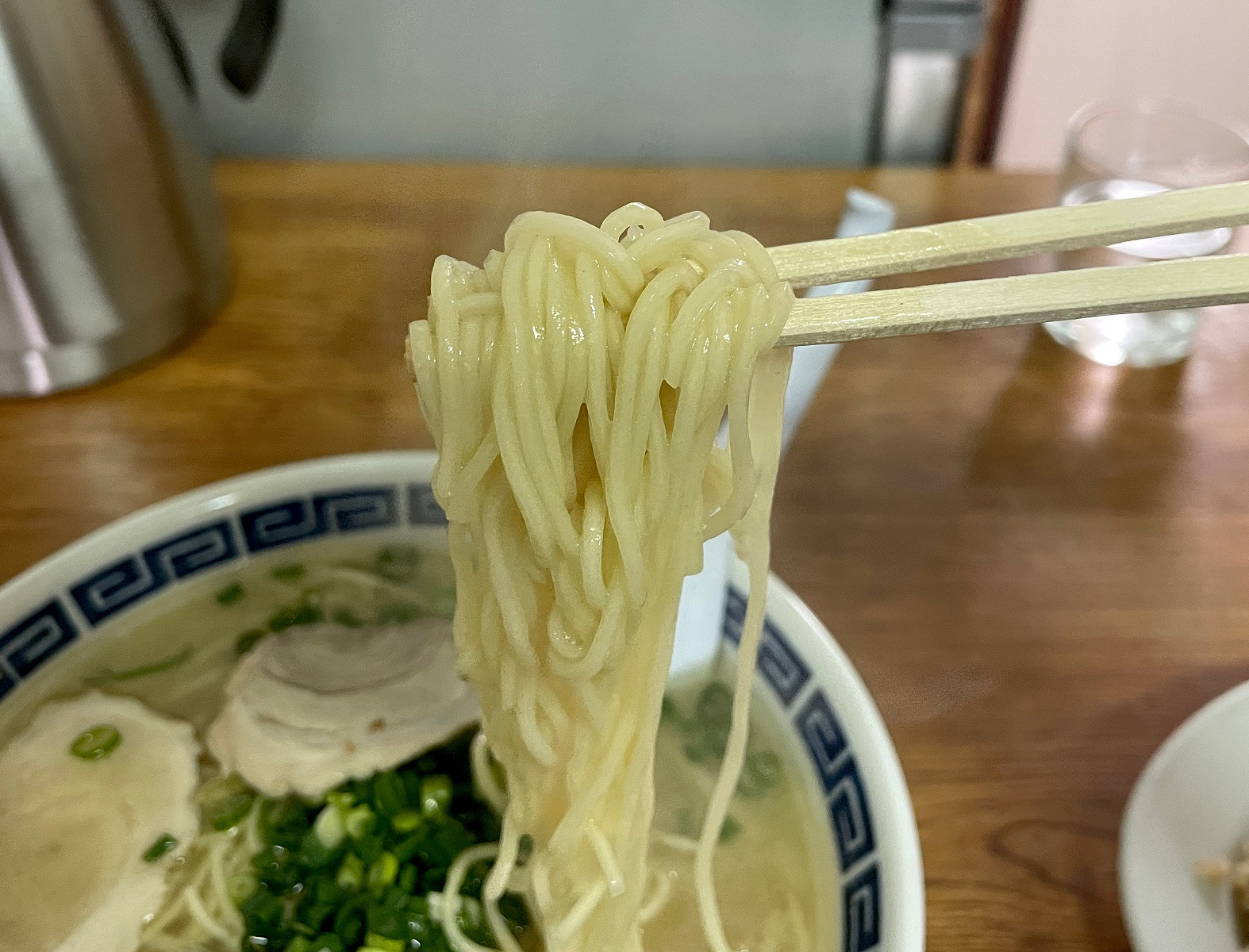 麺の硬さがスープにベストマッチ。小麦の香りと絡むスープの旨味を感じます。