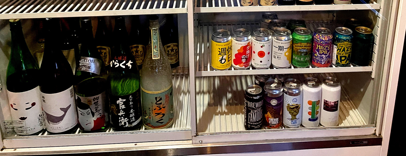 各地のブルワリーから仕入れたクラフトビールの他にも日本酒やワインもあります。
