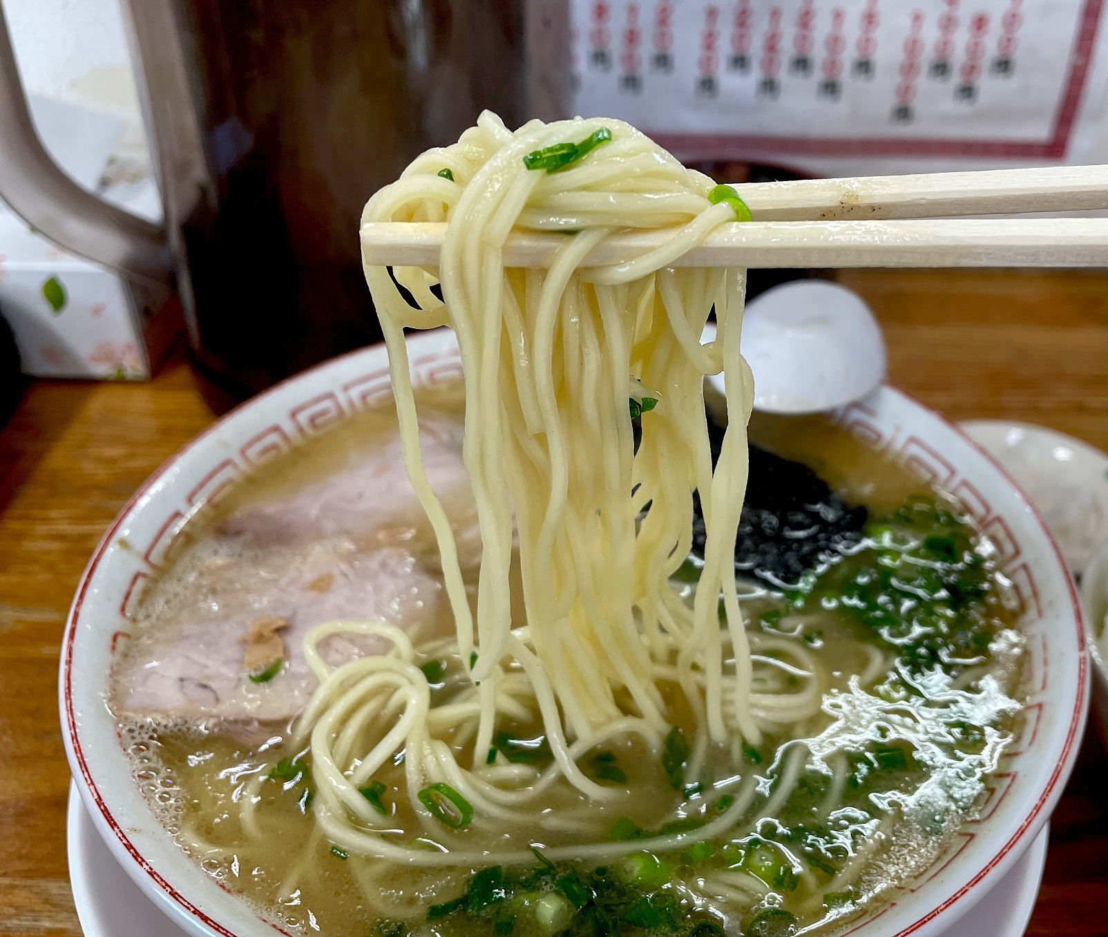 中細麺は噛み応えのある絶妙な硬さ！スープが絡んで塞翁です。