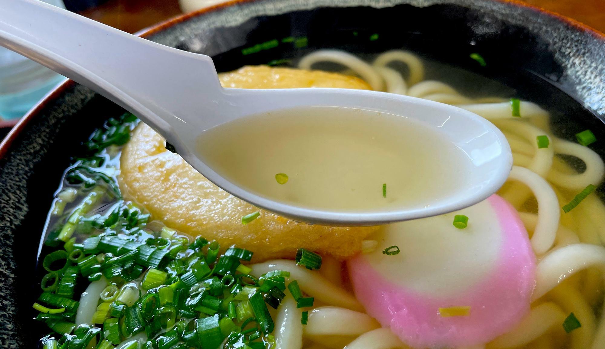 このスープが絶品なんです。麺にも丸天にもよく絡んで美味しい！