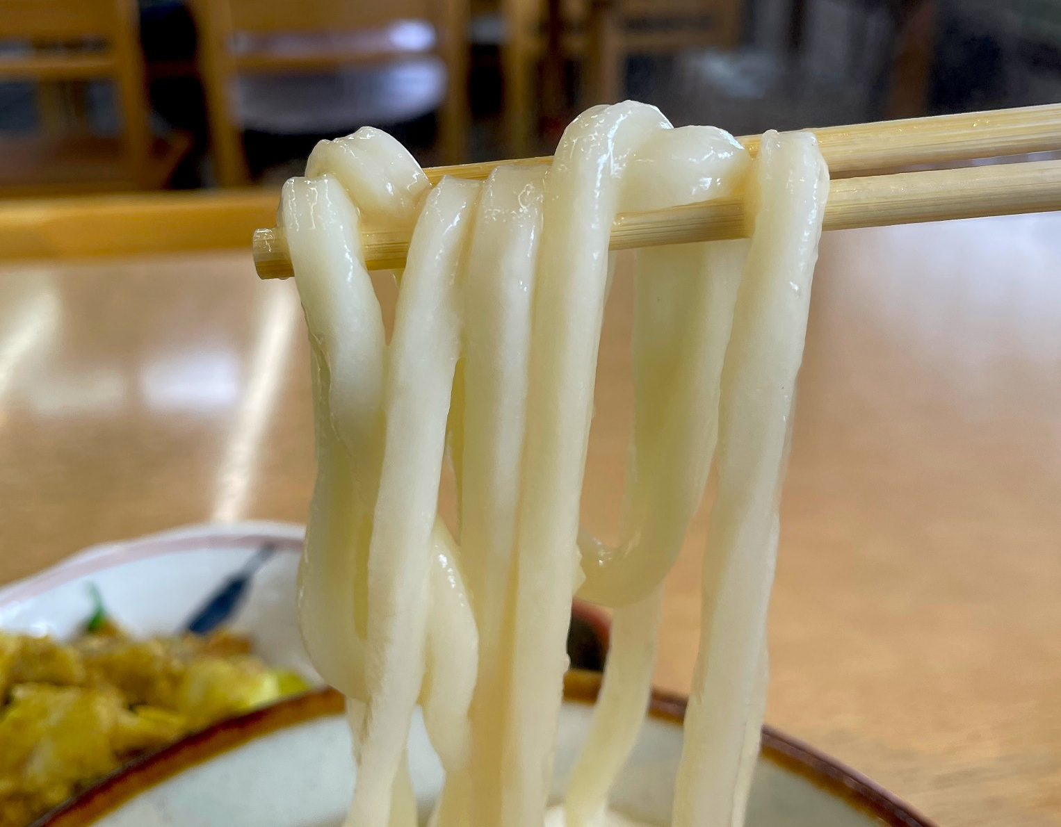 見た目にスープが噛んでいるのがわかります。食感も最高でさすがこだわりの麺です。