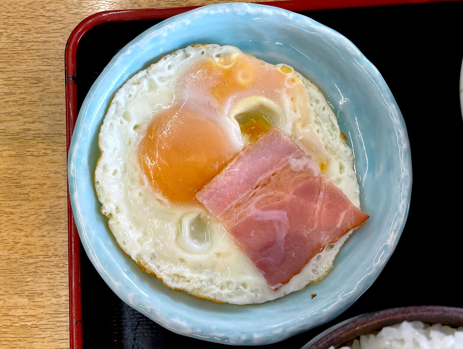 こだわりの有精卵。双子の黄身は濃厚で深いコクがあります。