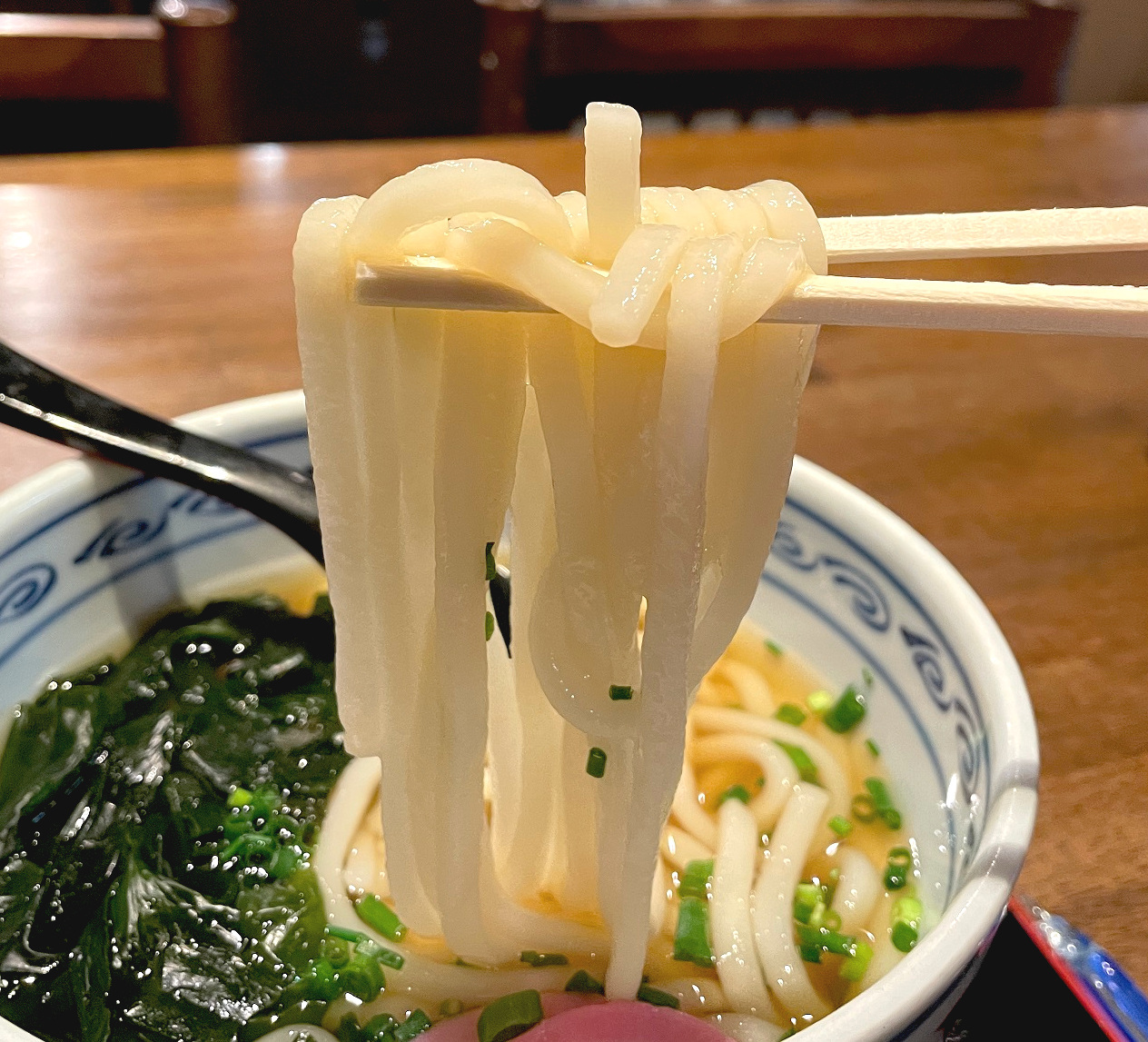 もちもちでつるっとした表面のうどん麺。