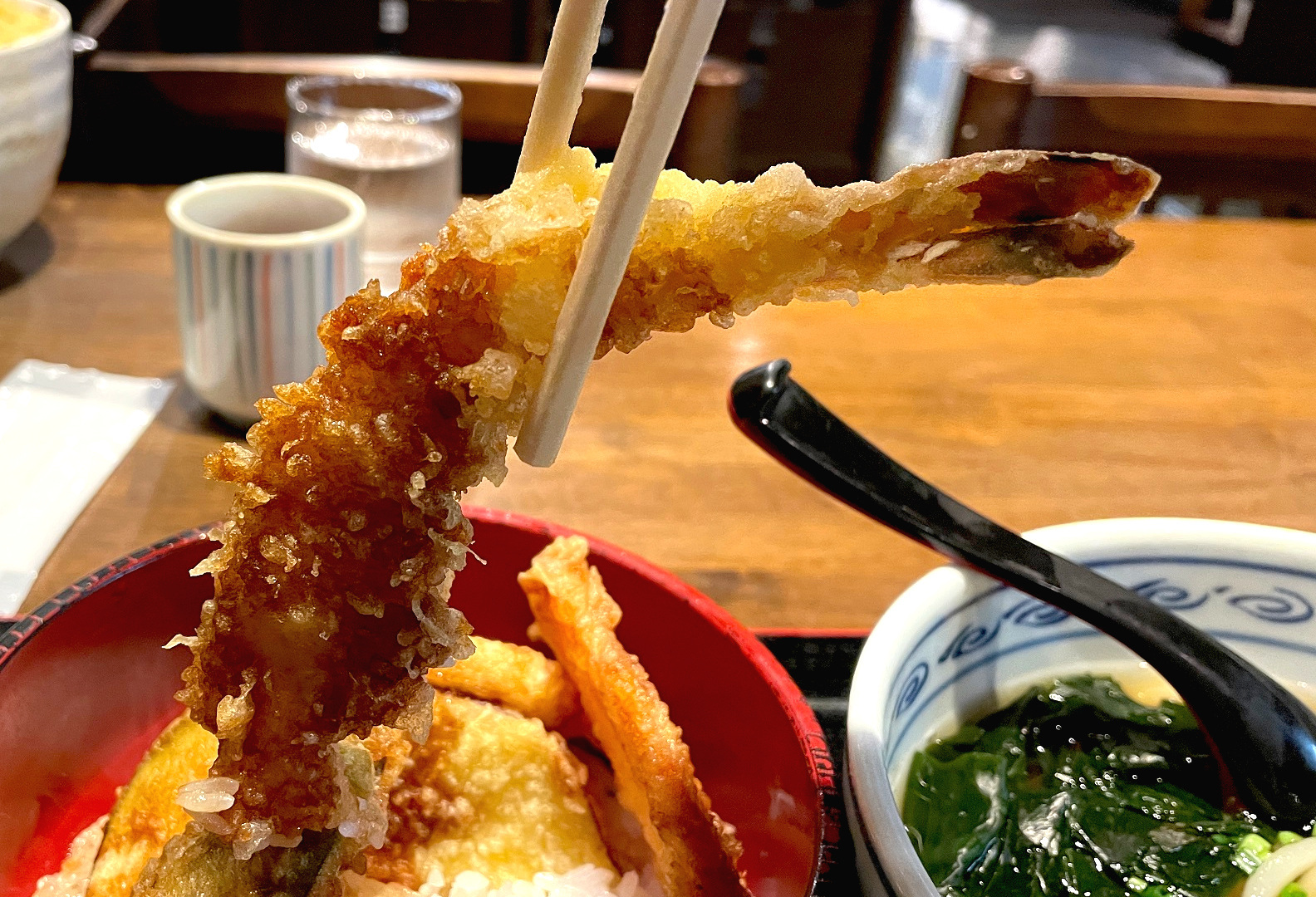 満足の天丼。エビ天も大きい。