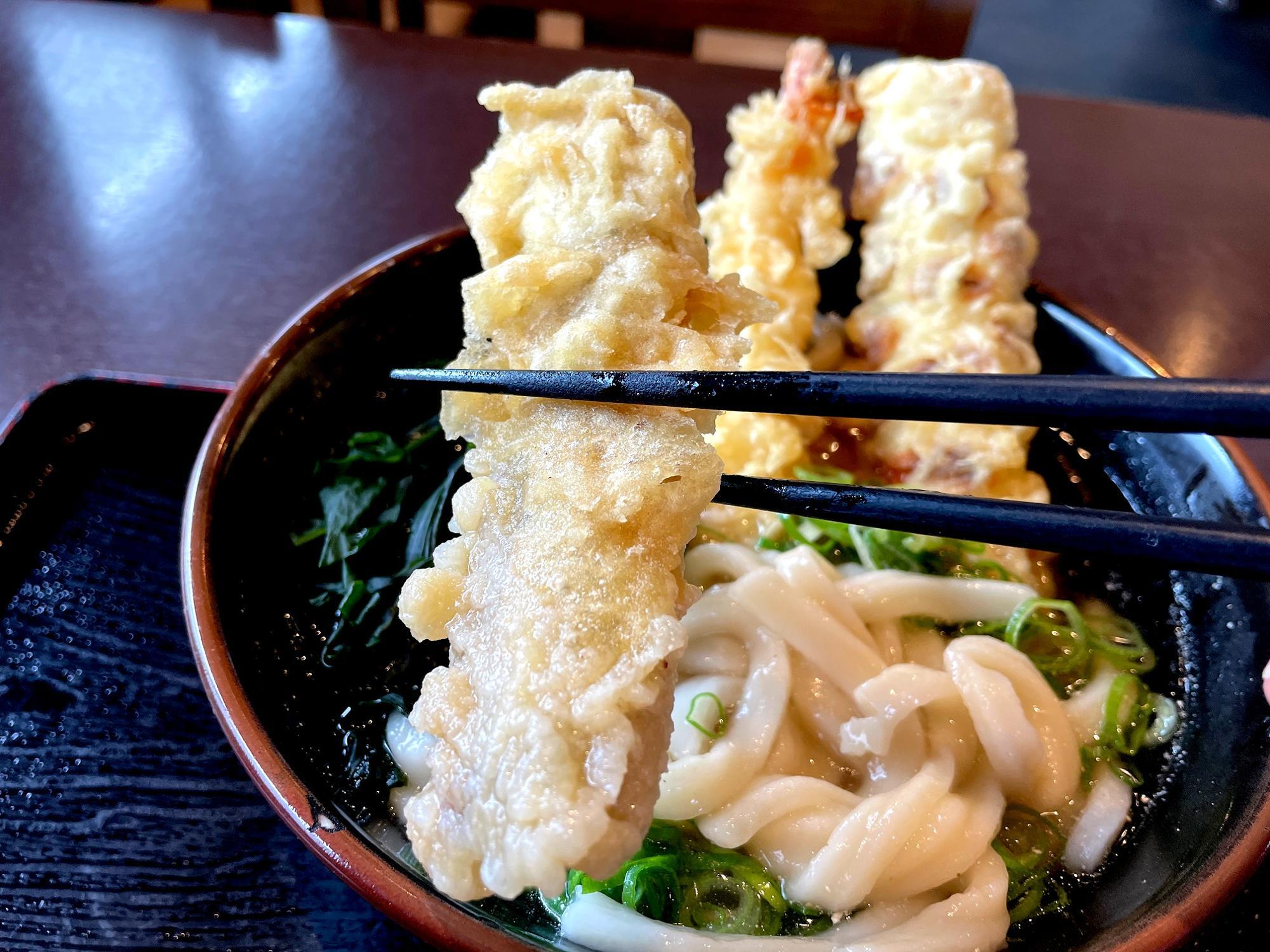 はしで持つとずっしり重いごぼう天。カリカリの食感とごぼうの良い香りでとても美味しい。