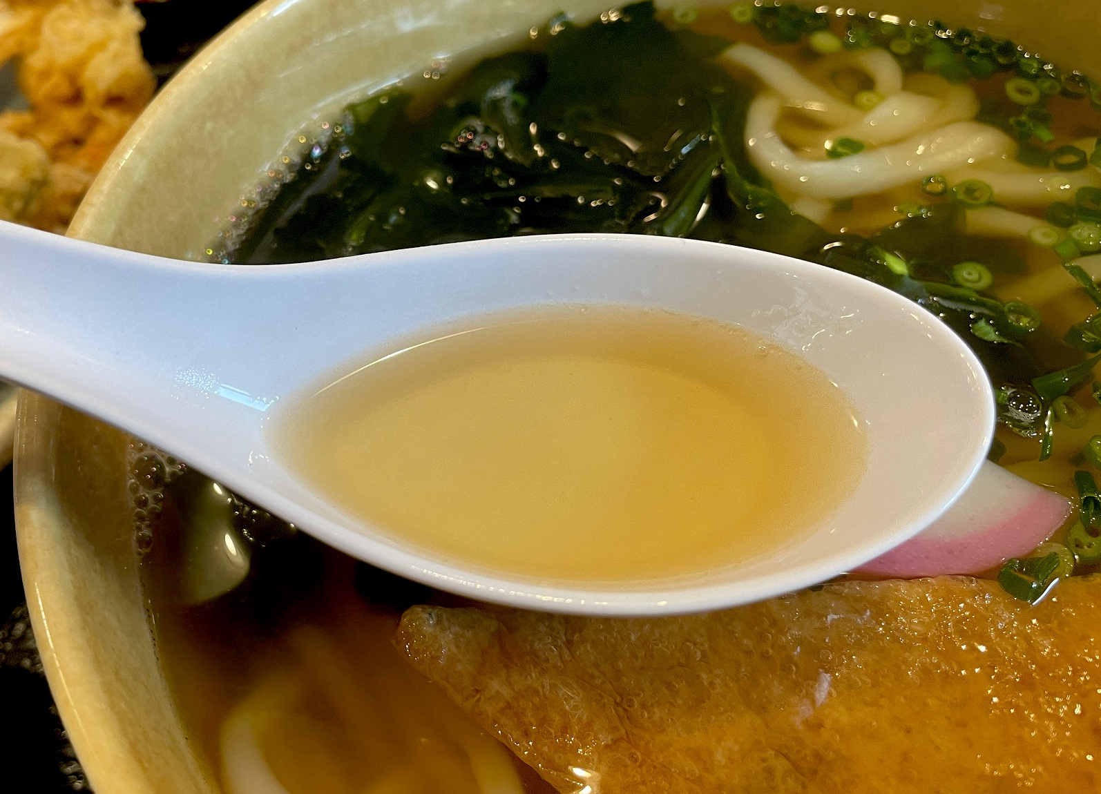 出汁の旨味が効いている透明なスープ。
