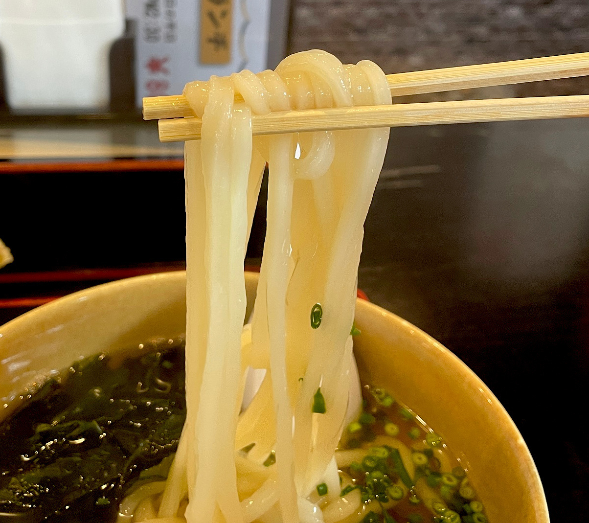 もちもち食感の麺はスープが良く絡んでいます。