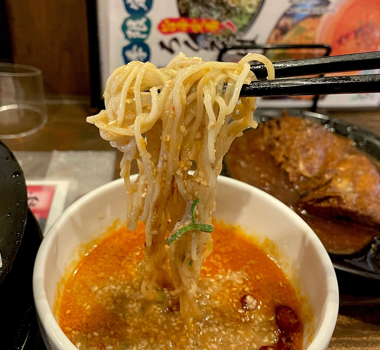 ゴマとピリ辛ダレが麺に絡みます。