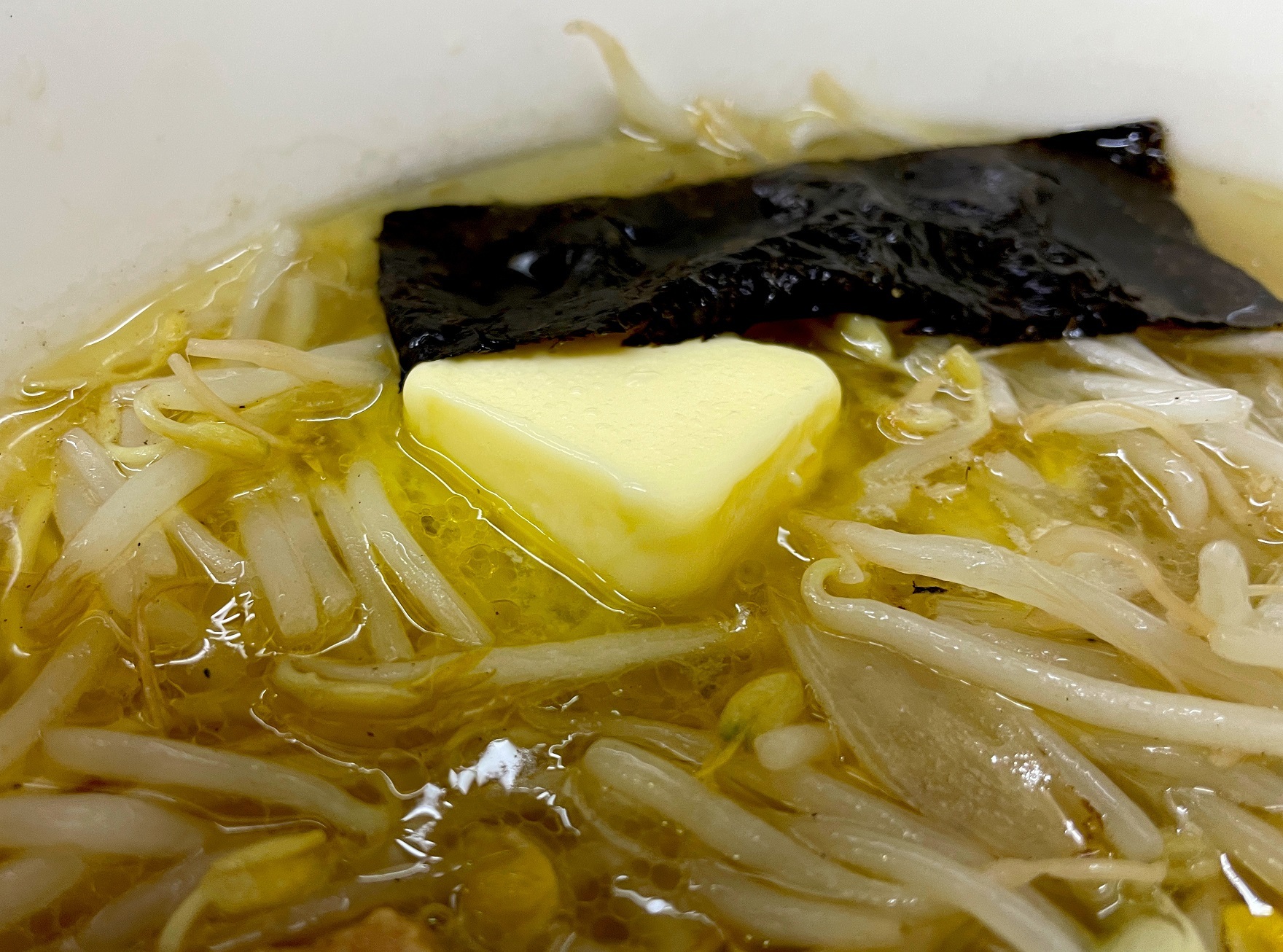 溶け出したバターがまろやかな風味でスープを引き立てます。