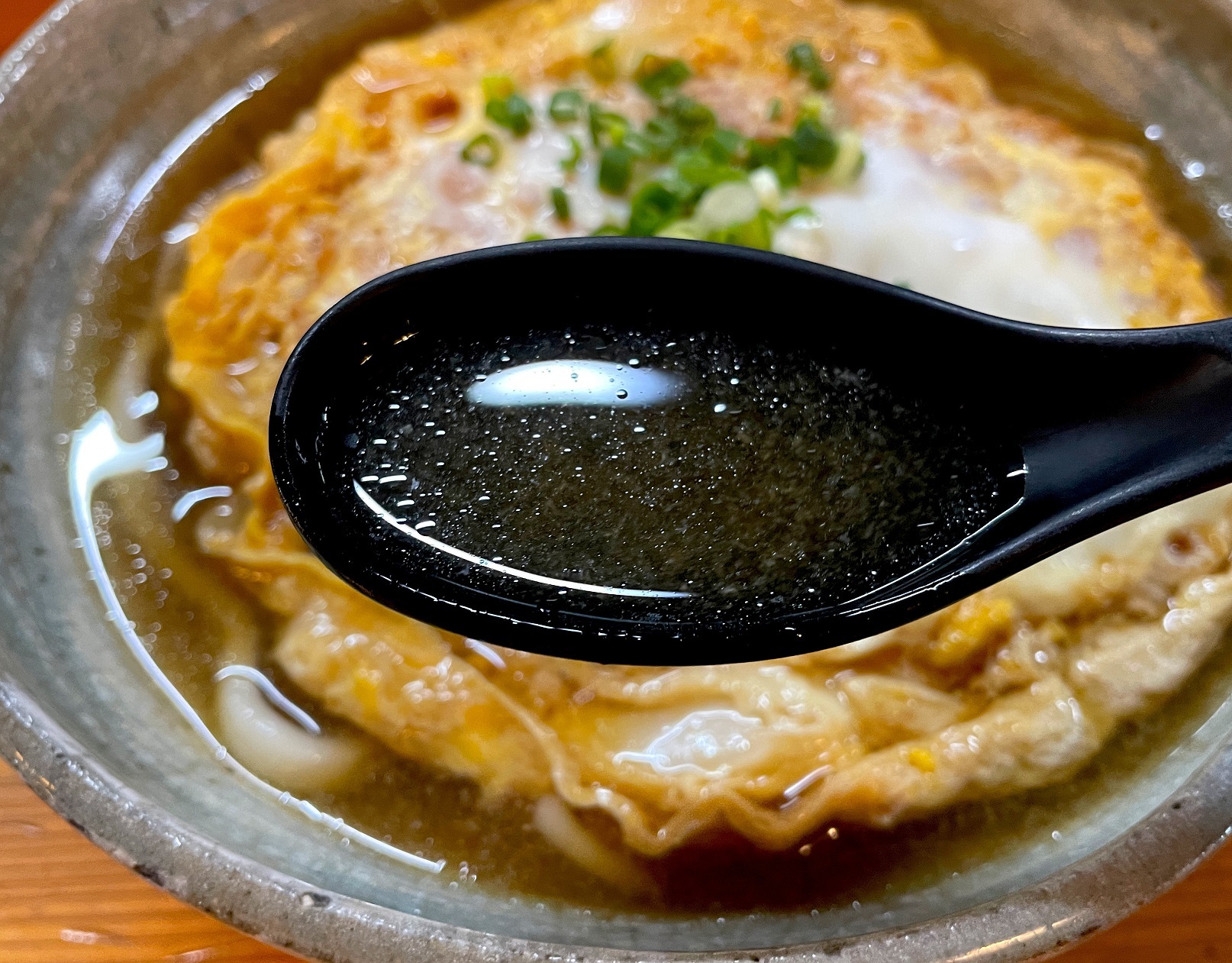 透明感のある出汁のきいたスープ。カツの煮汁と混ざるとさらに旨味が増します。
