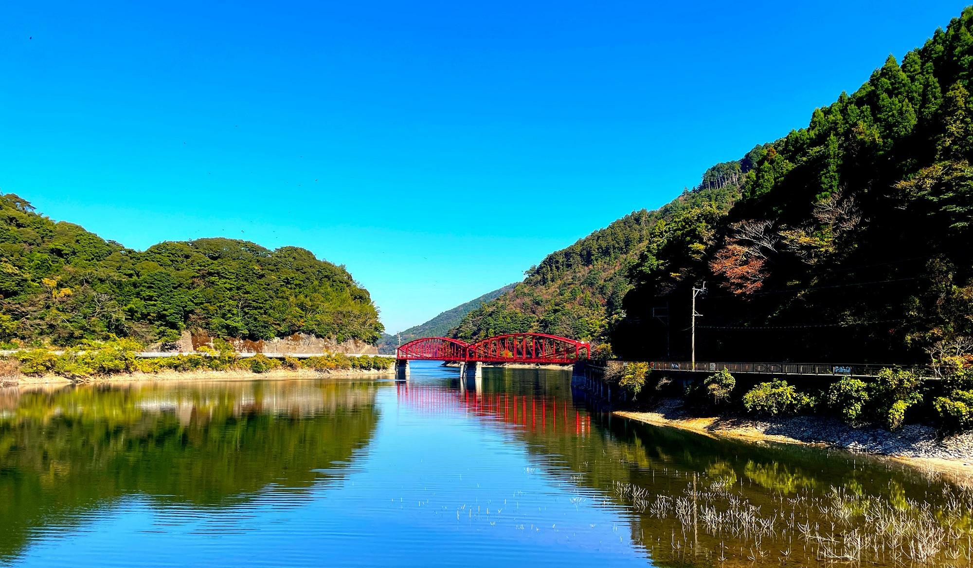 通称「眼鏡橋」湖水に写る姿もノスタルジック