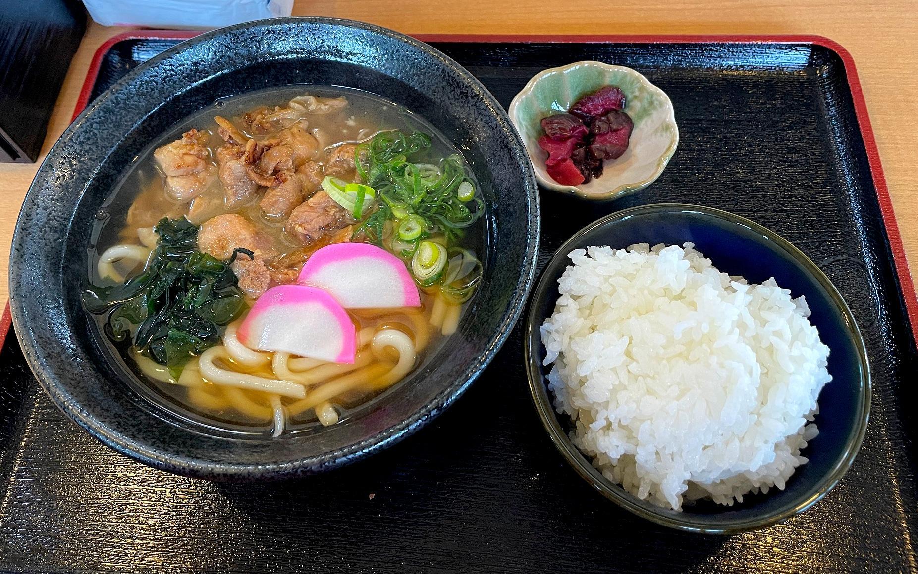 ご飯とうどんが到着。熟成かしわうどん550円にご飯120円です。