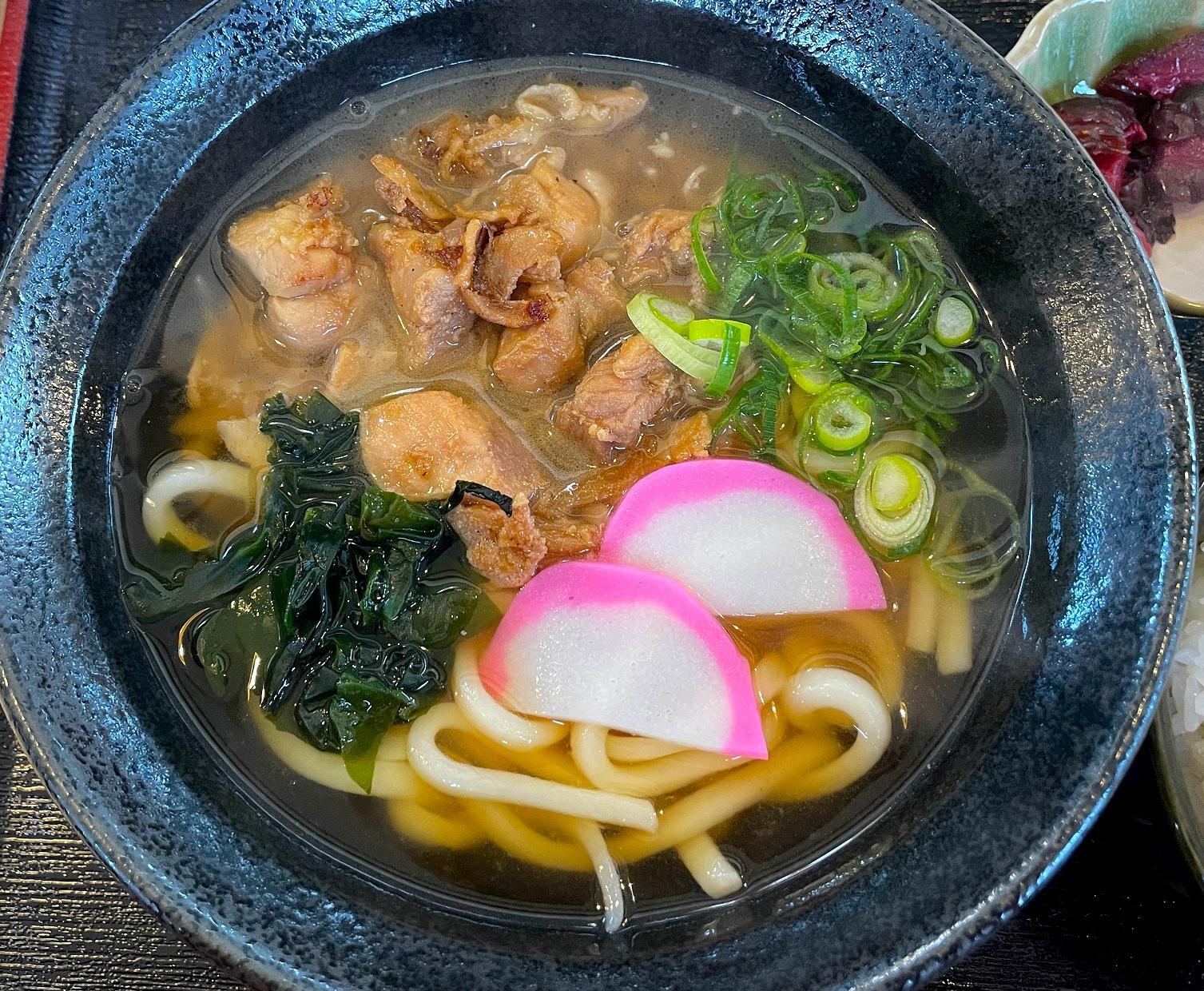 大き目の鶏肉がゴロゴロ入っています。