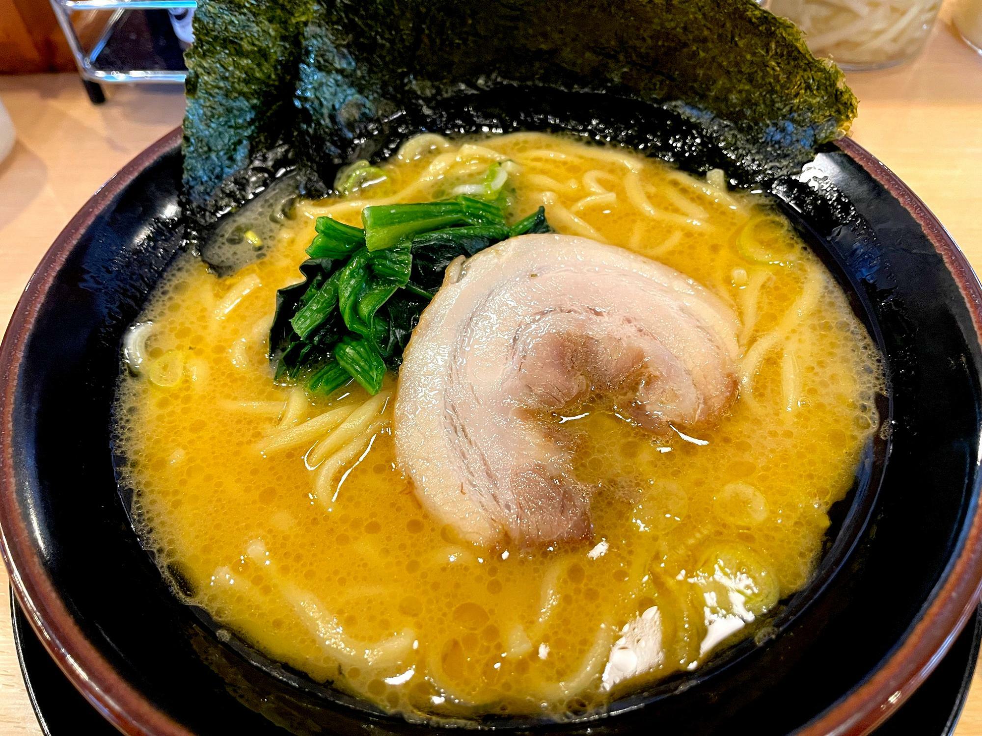 シンプルですが横浜家系の代表格「醤油豚骨」スープはひと目で濃厚だと分かりますね。