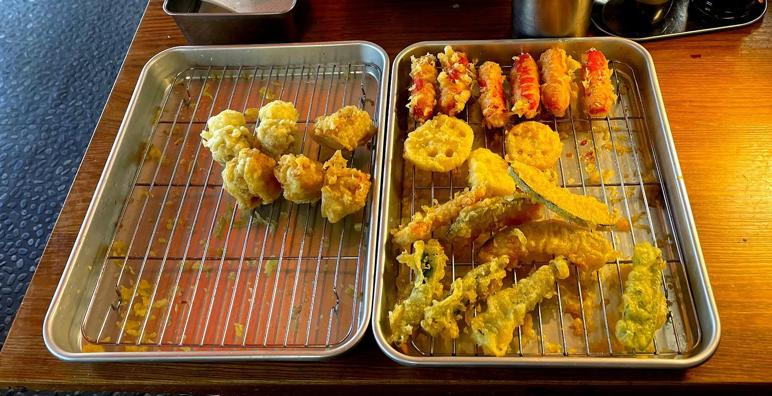 バイキングテーブルの天ぷらはすぐになくなるので、次から次へと新しい天ぷらが揚ってきます。