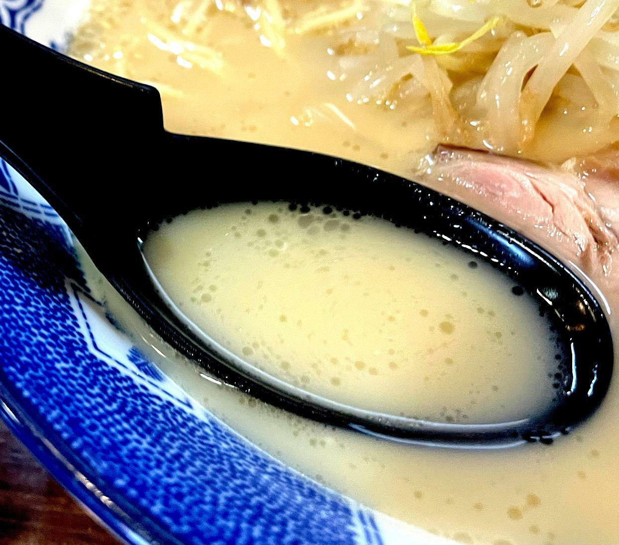 塩味と豚骨の旨味のバランスが良くてどんどん飲めるスープ。うまいよ！